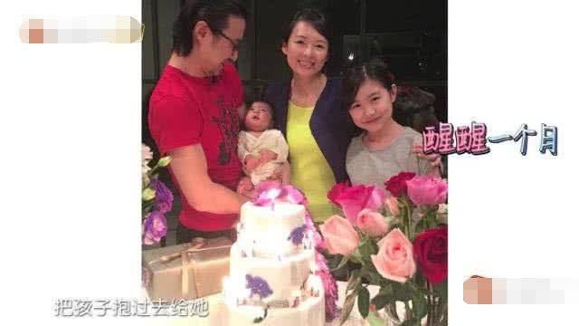 章子怡生產照首次曝光，純素顏躺在床上，抱著女兒一臉微笑！
