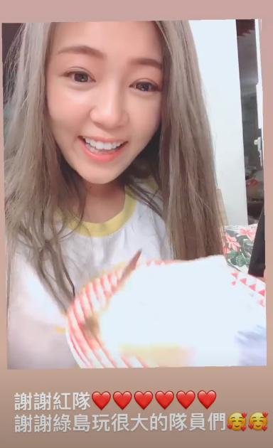 【生日被做一Wok?!】丫頭上節目泳衣「胸前布被剪開一洞一洞」, 若隱若現的身材讓網友驚呆了！