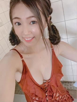 【生日被做一Wok?!】丫頭上節目泳衣「胸前布被剪開一洞一洞」, 若隱若現的身材讓網友驚呆了！
