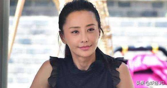 她離婚以後事業一落千丈，從女主淪落為龍套，如今卻活成這樣？