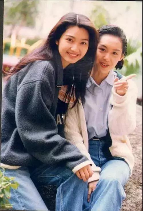 洪欣刪微博後首現身：黑眼圈像熊貓，眼睛腫的剛哭過，一路捂著臉