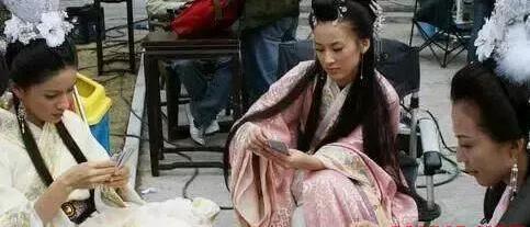 明星片場花絮照，笑到停不下來！原來身中萬箭是這樣拍的！