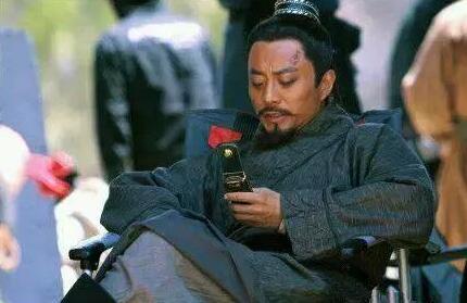 明星片場花絮照，笑到停不下來！原來身中萬箭是這樣拍的！