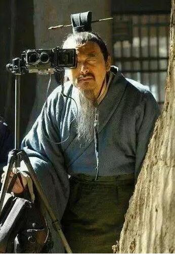 明星片場花絮照，笑到停不下來！原來身中萬箭是這樣拍的！