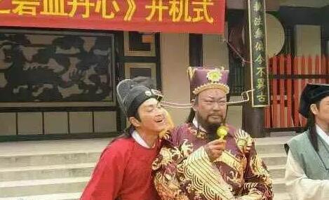 明星片場花絮照，笑到停不下來！原來身中萬箭是這樣拍的！