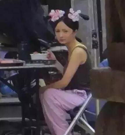 明星片場花絮照，笑到停不下來！原來身中萬箭是這樣拍的！