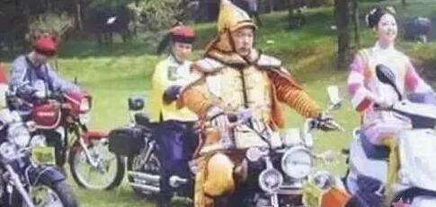 明星片場花絮照，笑到停不下來！原來身中萬箭是這樣拍的！