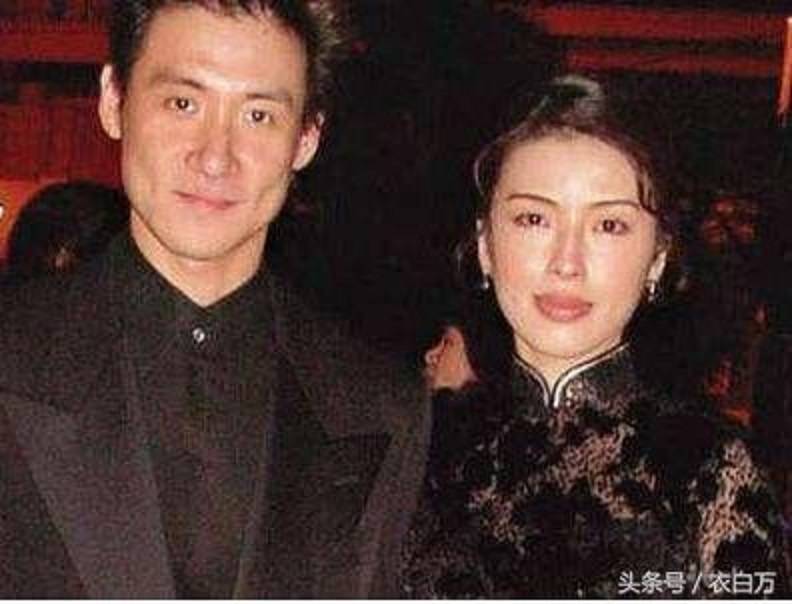 56歲歌神張學友和小四歲妻子近照，真的老了，卻坐擁16億的豪宅