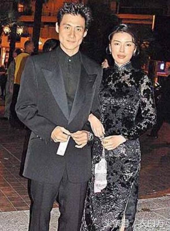 56歲歌神張學友和小四歲妻子近照，真的老了，卻坐擁16億的豪宅