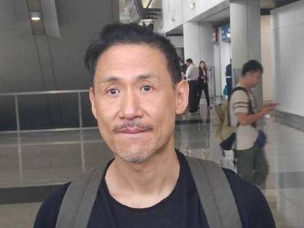 56歲歌神張學友和小四歲妻子近照，真的老了，卻坐擁16億的豪宅