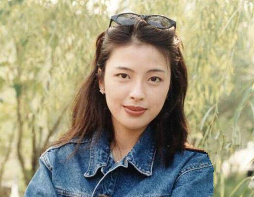 56歲歌神張學友和小四歲妻子近照，真的老了，卻坐擁16億的豪宅