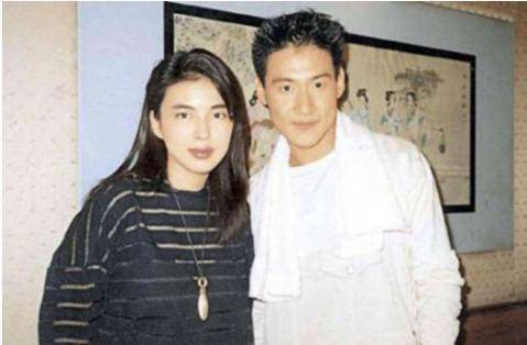 56歲歌神張學友和小四歲妻子近照，真的老了，卻坐擁16億的豪宅