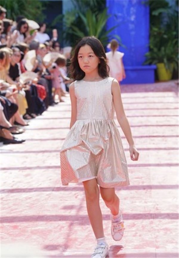 王菲的「唇顎裂女兒」11歲了！自信破表、漂亮樣貌，真的完全不輸當年的王菲！