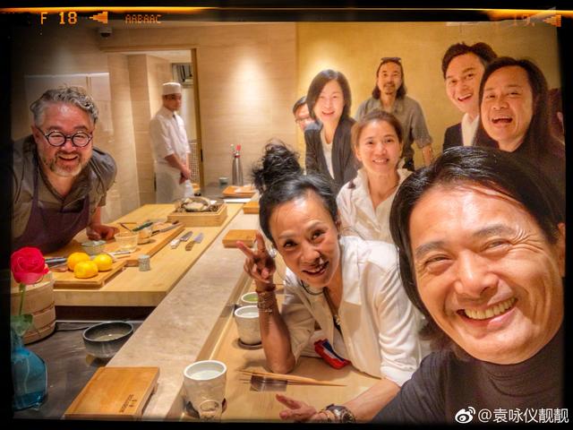 袁詠儀夫婦周潤發夫婦等開心聚會，現場有三對模範夫妻