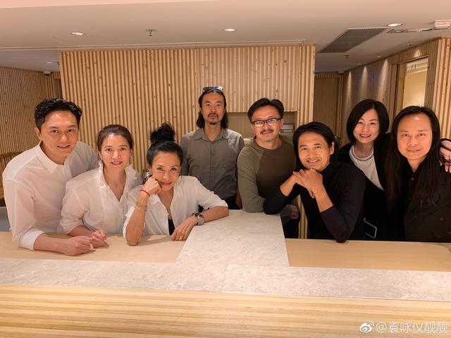 袁詠儀夫婦周潤發夫婦等開心聚會，現場有三對模範夫妻