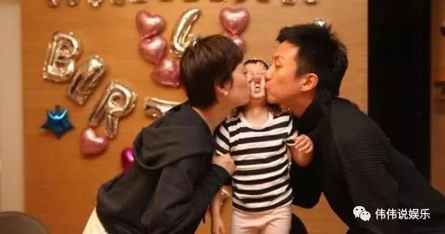鄧超孫儷微博慶祝兒子7歲生日，臉被親到變型，網友表 示很暖心！