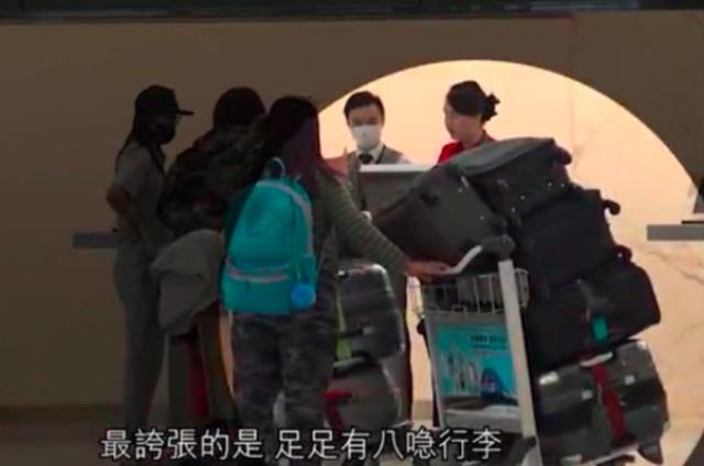 賭王女兒何超盈挺孕肚「搬家」到美國陪夫產子，需用輪椅推著行走！