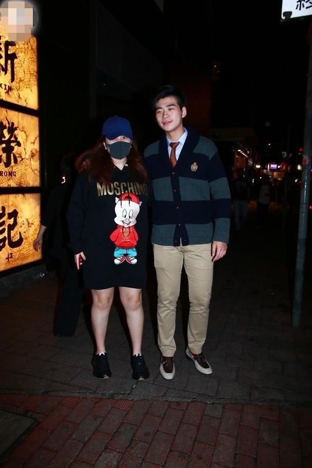 賭王女兒何超盈挺孕肚「搬家」到美國陪夫產子，需用輪椅推著行走！