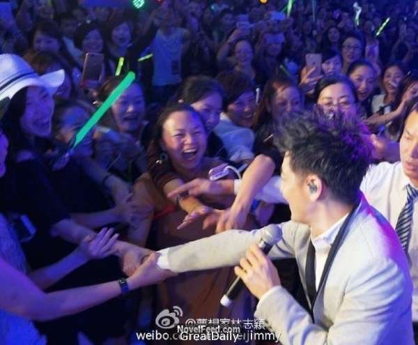 50歲的任賢齊兒女顏值高到爆表，一看見他妻子，讓人驚訝！
