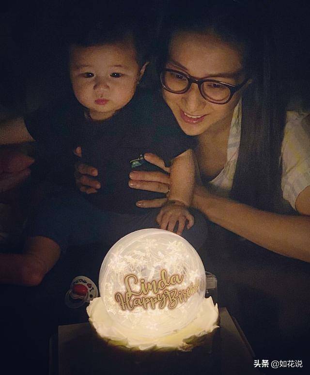 鍾嘉欣生日曬母子合照，半歲Jared顏值飆升，撞臉胡杏兒兒子