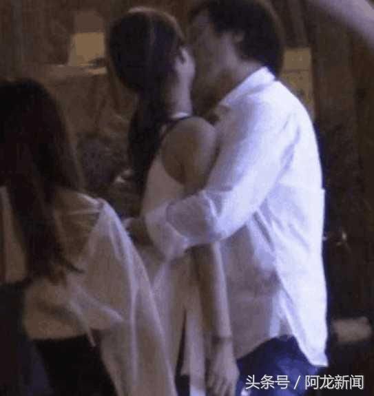 劉亦菲活動撈金，垂到肚子上，玉女形象全無，網友：不忍直視！