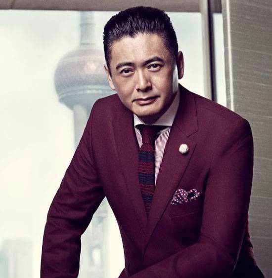 周潤發的兩任妻子同樣60歲，現任身家幾十億，始終不離不棄前妻破產復出養家～