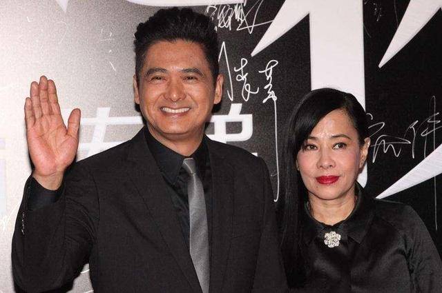 周潤發的兩任妻子同樣60歲，現任身家幾十億，始終不離不棄前妻破產復出養家～