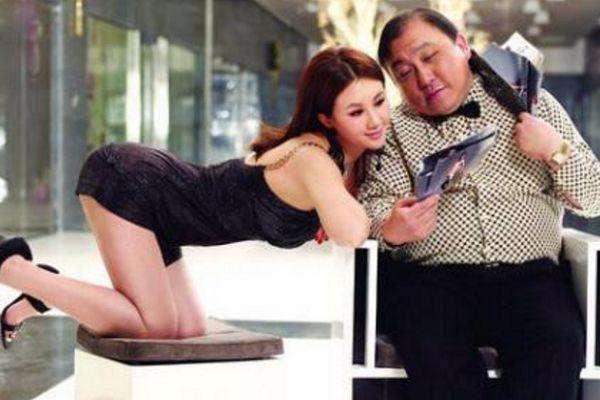 63歲王晶全家照曝光，看了他身邊的妻子，才知道王晶為什麼拋棄邱淑貞，和她在一起！