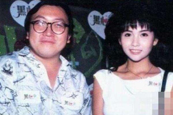 63歲王晶全家照曝光，看了他身邊的妻子，才知道王晶為什麼拋棄邱淑貞，和她在一起！