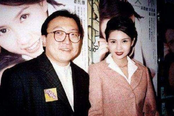 63歲王晶全家照曝光，看了他身邊的妻子，才知道王晶為什麼拋棄邱淑貞，和她在一起！
