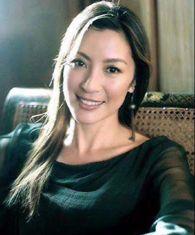 曾給梅艷芳扶靈，一婚僅當三年闊太，今與大17歲的富豪戀愛多年