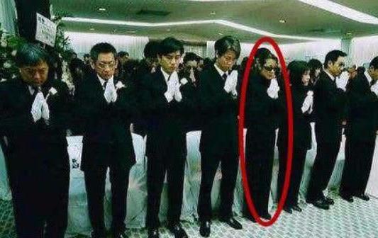 曾給梅艷芳扶靈，一婚僅當三年闊太，今與大17歲的富豪戀愛多年