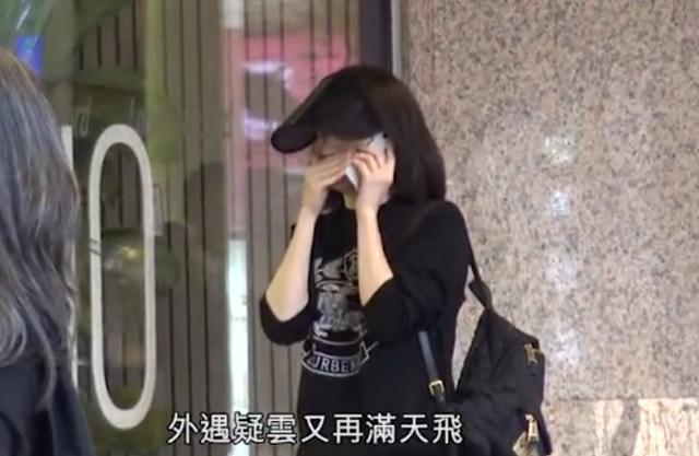 港媒曝洪欣近照一夜老了10歲，不停打電話心事重重好憔悴！