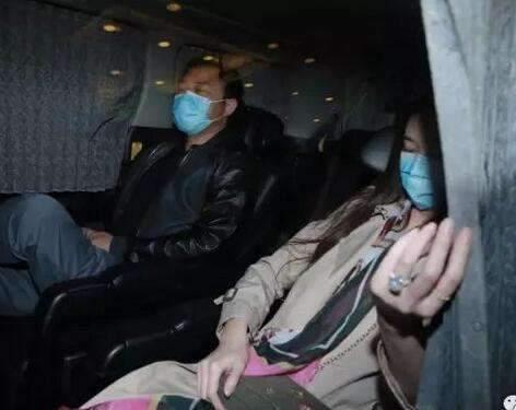吳佩慈放棄豪門夢？重回娛樂圈開工，盛裝出席活動美到爆!