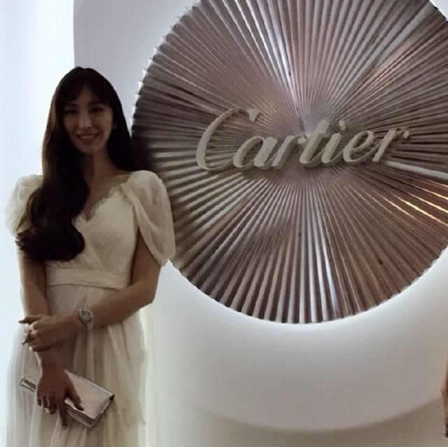 吳佩慈放棄豪門夢？重回娛樂圈開工，盛裝出席活動美到爆!