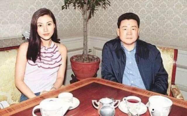 洪欣人財兩空？被李嘉欣罵蠢女人，莫少聰曾發飆拒認兒子姓張！