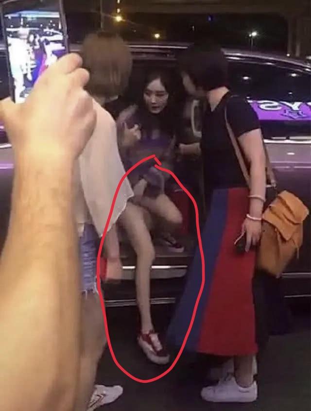 楊冪離婚後太敢穿，男子街頭偶遇她下車瞬間：我承認自己不淡定了