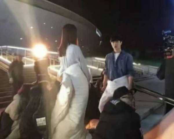 演員們拍攝吻戲時，為什麼只拍上半身？知道真相後讓人哭笑不得！