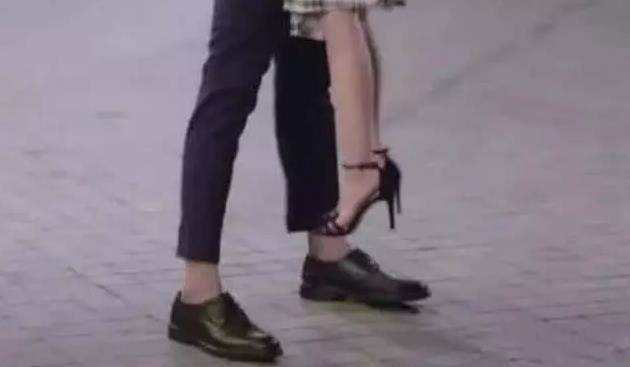 演員們拍攝吻戲時，為什麼只拍上半身？知道真相後讓人哭笑不得！