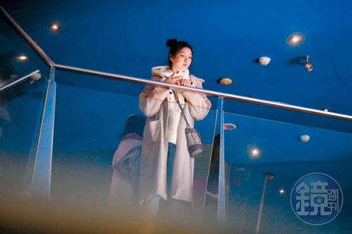 【副業賺大錢, 桃花朵朵開!】黃立成被爆帶20歲嫩妹回家! 兩人『深夜親熱互動』被偷拍!