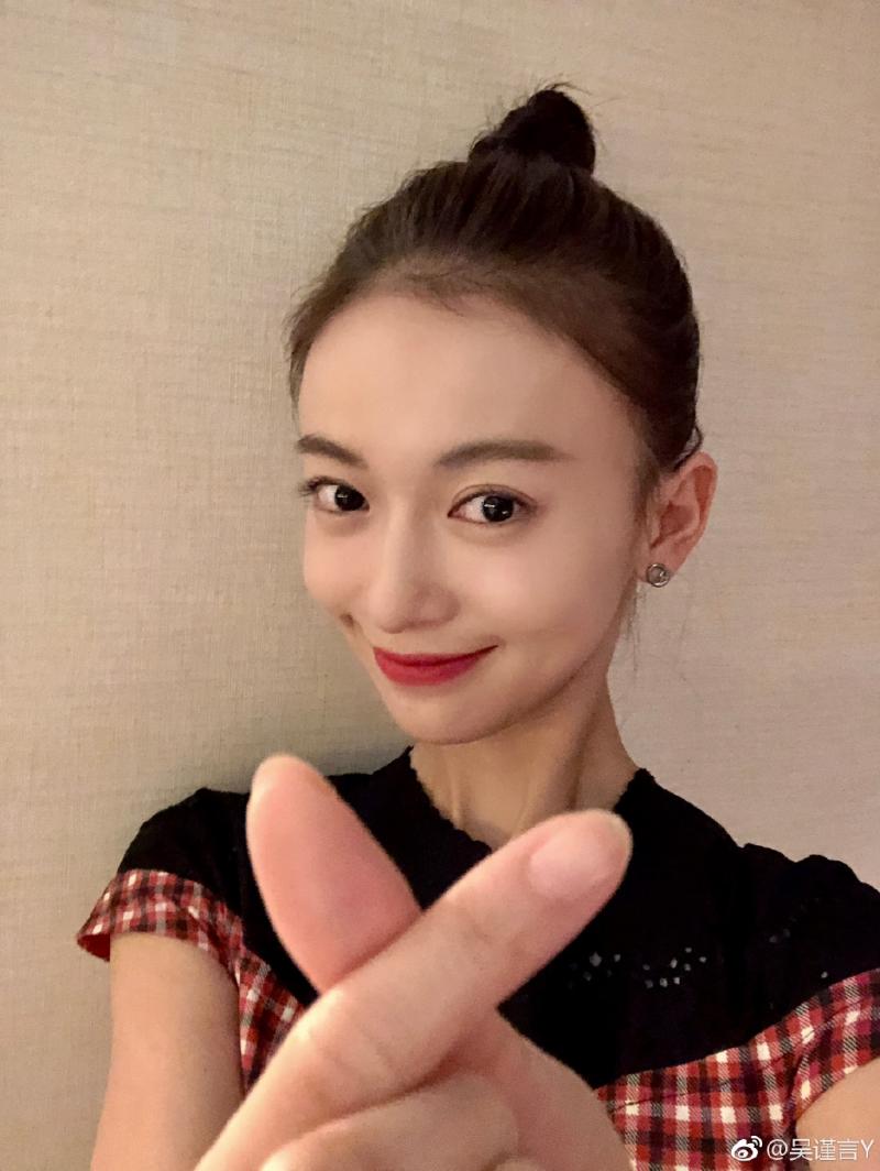 【魏瓔珞和"賤男"爆熱戀?!】洪堯手滑po「和吳謹言親密合照」, 秒刪還是被捉到！網友: 不准傷害她！