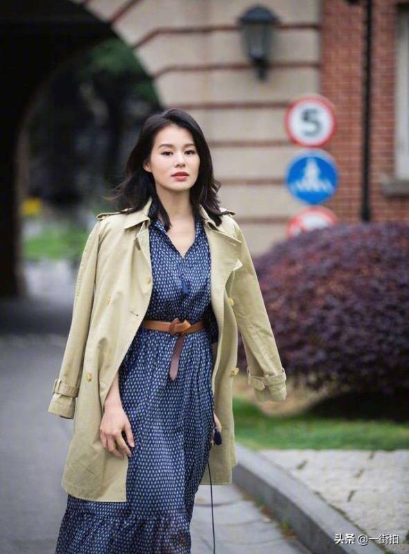 39歲胡杏兒曬二胎孕照，一身蟒蛇裝超搶鏡，老公貼身護妻羨煞旁人