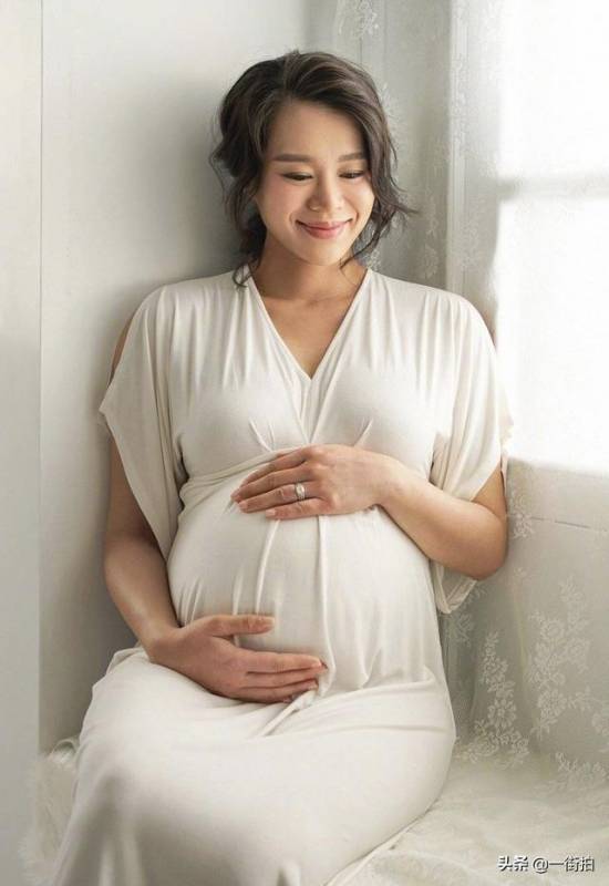 39歲胡杏兒曬二胎孕照，一身蟒蛇裝超搶鏡，老公貼身護妻羨煞旁人