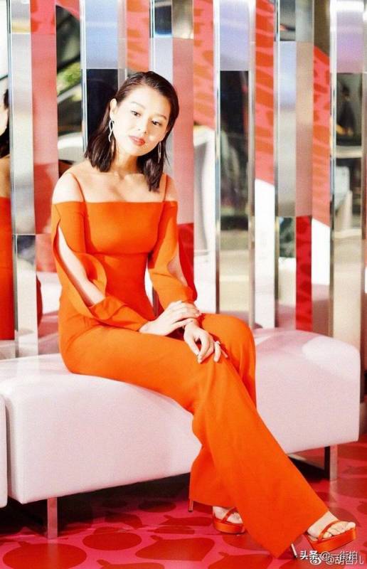39歲胡杏兒曬二胎孕照，一身蟒蛇裝超搶鏡，老公貼身護妻羨煞旁人