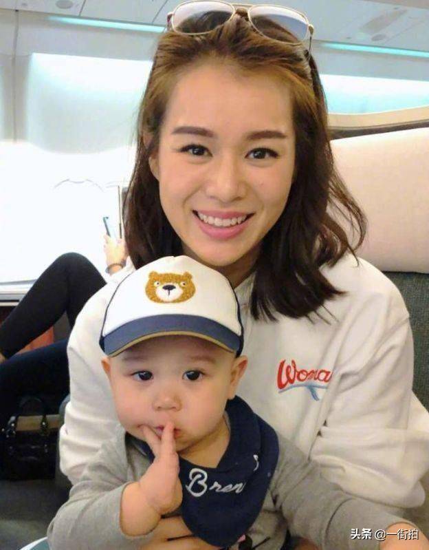 39歲胡杏兒曬二胎孕照，一身蟒蛇裝超搶鏡，老公貼身護妻羨煞旁人