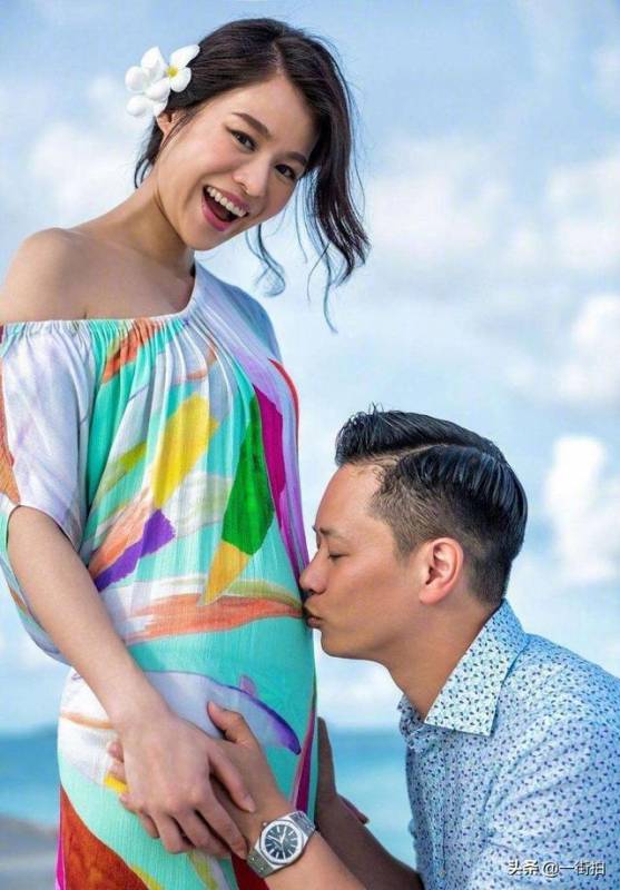 39歲胡杏兒曬二胎孕照，一身蟒蛇裝超搶鏡，老公貼身護妻羨煞旁人