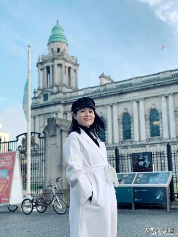 39歲胡杏兒曬二胎孕照，一身蟒蛇裝超搶鏡，老公貼身護妻羨煞旁人