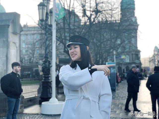 39歲胡杏兒曬二胎孕照，一身蟒蛇裝超搶鏡，老公貼身護妻羨煞旁人