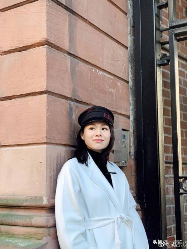 39歲胡杏兒曬二胎孕照，一身蟒蛇裝超搶鏡，老公貼身護妻羨煞旁人