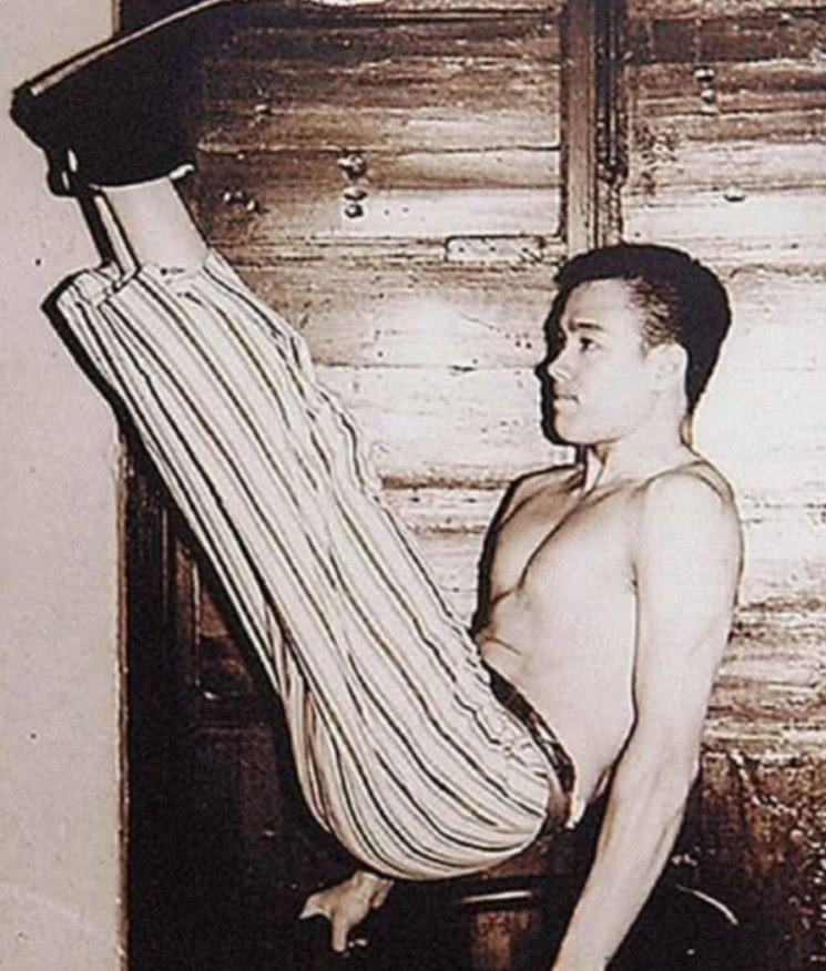 李小龍怪異練功照：圖3插300次練硬度，圖4泰森連一個也做不了